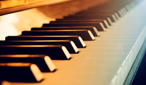 Você sabia que se 2 pianos estiverem na mesma afinação, ao tocar um, o outro vibra na mesma nota e som?